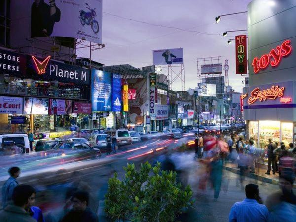 Mg Road One Hotel Bangalore Bagian luar foto