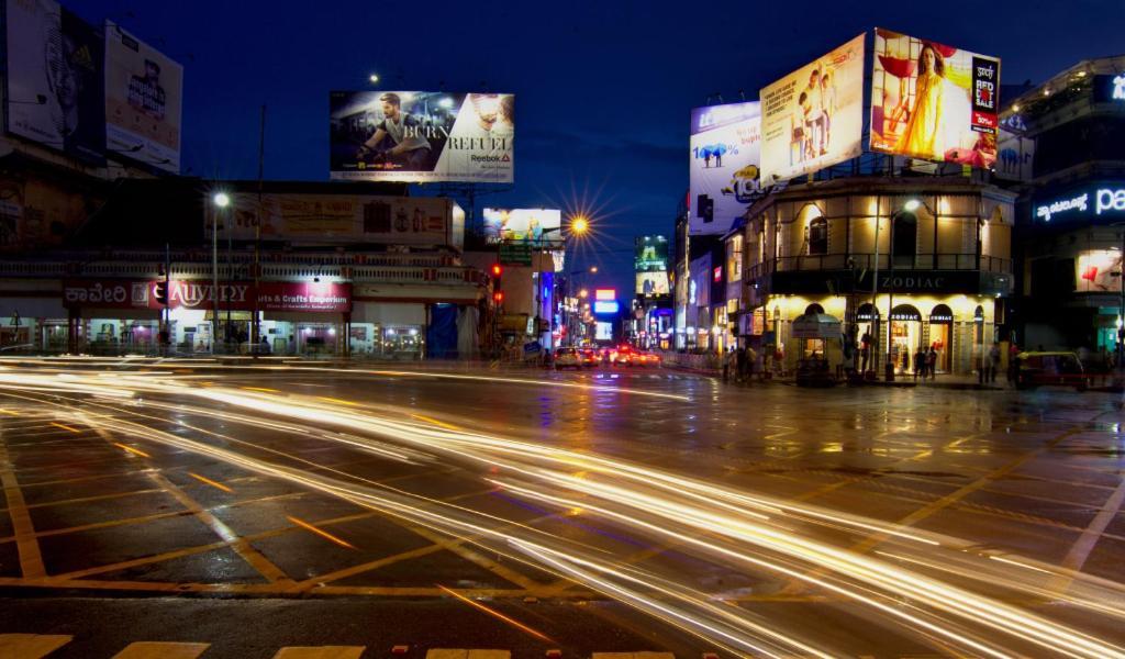 Mg Road One Hotel Bangalore Bagian luar foto